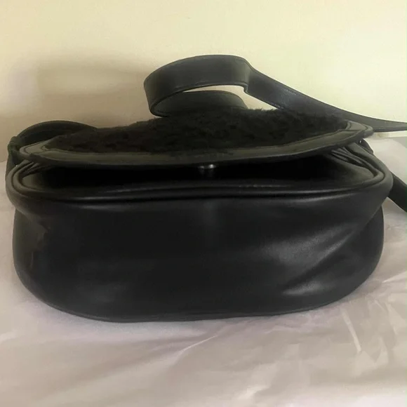 Bench Elegant Black Crossbody Bag - Picture 6 of 8